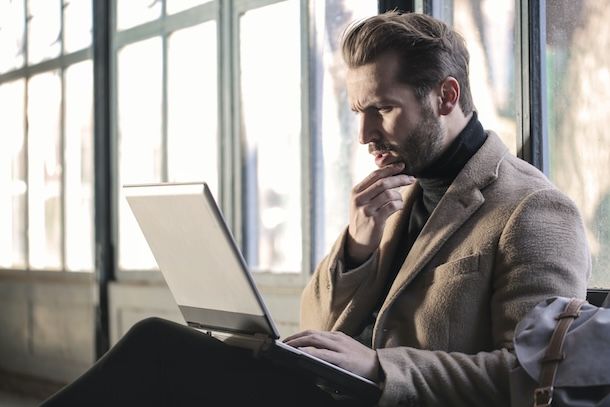 Uomo con computer portatile