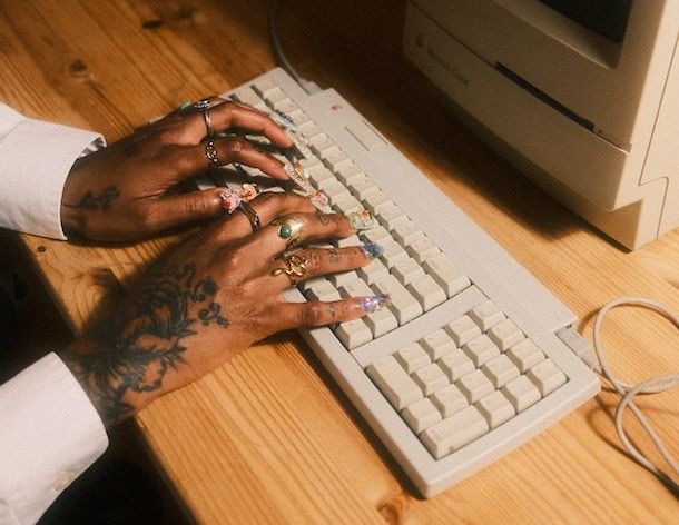 Scrivere al PC con le unghie lunghe