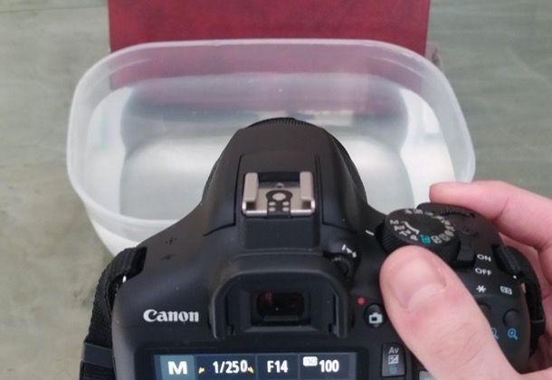 Preparare set per fotografare gocce d'acqua