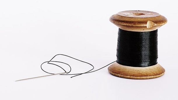 Usare uno spillo o un ago SIM