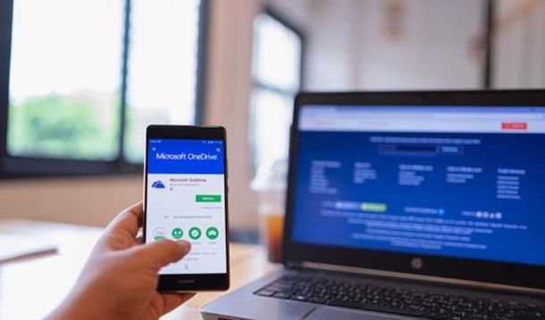 Foto di un telefono con OneDrive