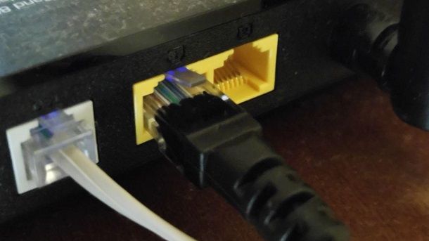 Collegare cavo LAN al modem router