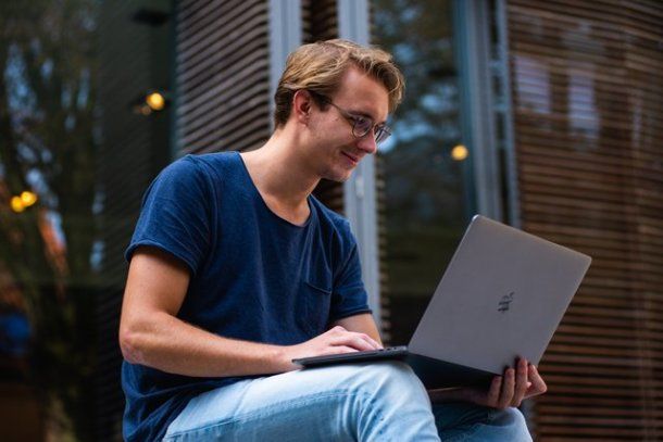 Un ragazzo usa il PC