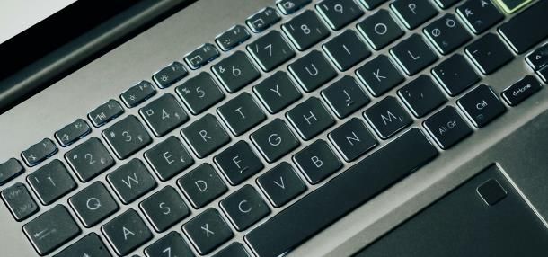 Come si fa il trattino alto sulla tastiera del computer