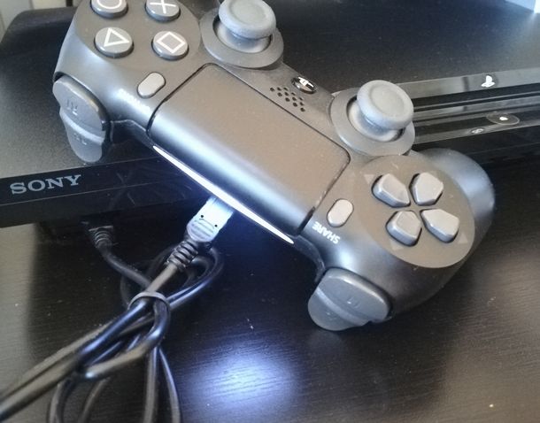 Usare il collegamento USB per connettere il pad PS4 alla PS3