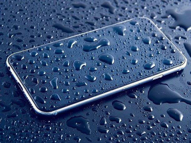 Come sistemare un telefono caduto in acqua