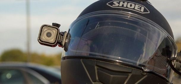 casco moto con montata la gopro