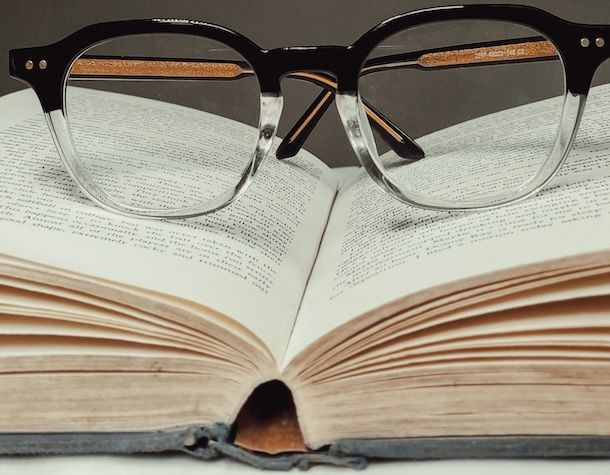 Libro e occhiali