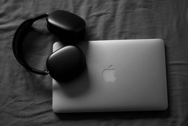 MacBook e AirPods Max