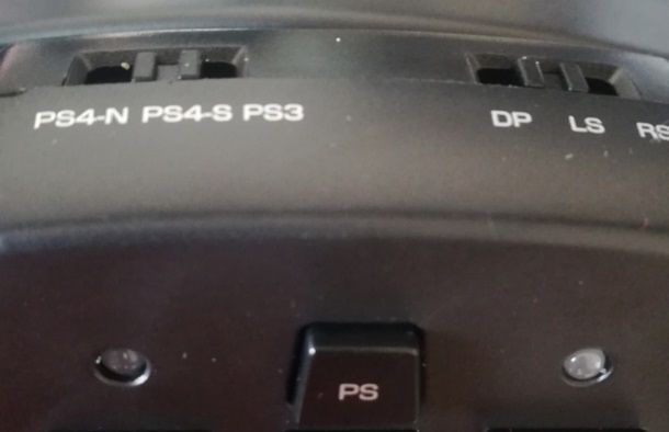 Posizionare lo switch del volante in modalità PS4