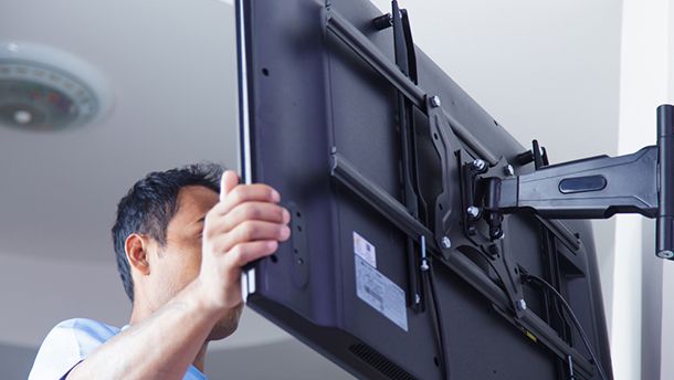 Attaccare il TV al muro