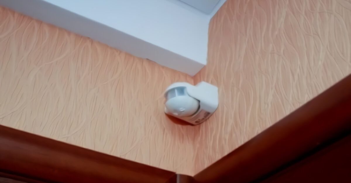 датчик движения над дверью