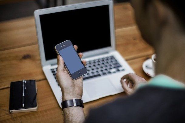 Ragazzo che usa computer e smartphone