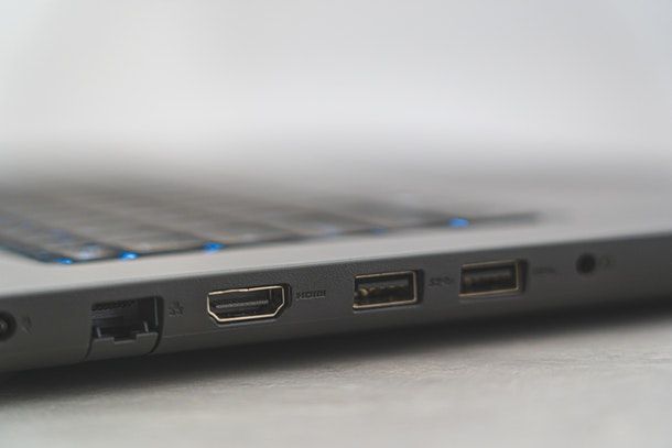 Come collegare monitor a PC portatile: connessione tramite cavo
