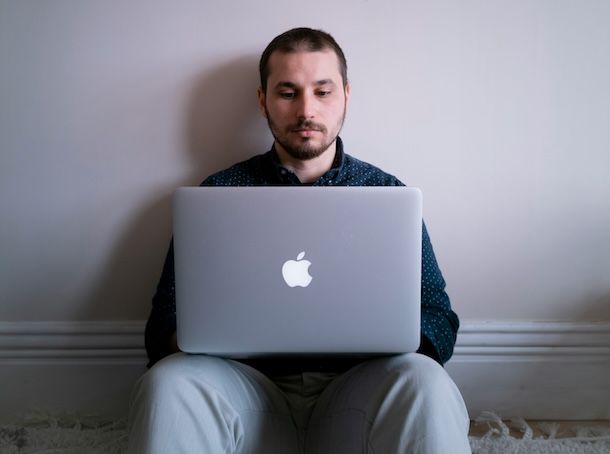 Uomo con MacBook
