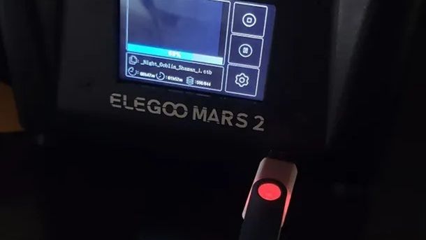 Stampante 3D resina caricamento modello