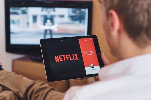 Quanto costa Netflix: piani di abbonamento con e senza pubblicità - QdS