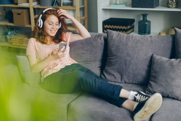 Ragazza che ascolta musica dallo smartphone
