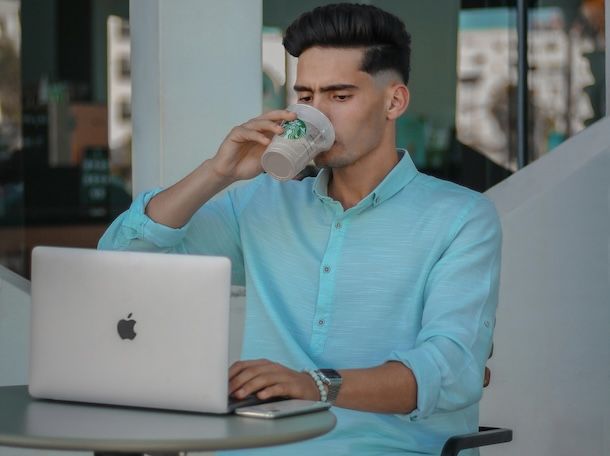 Ragazzo con MacBook