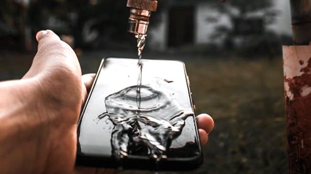 Come togliere l'acqua del telefono