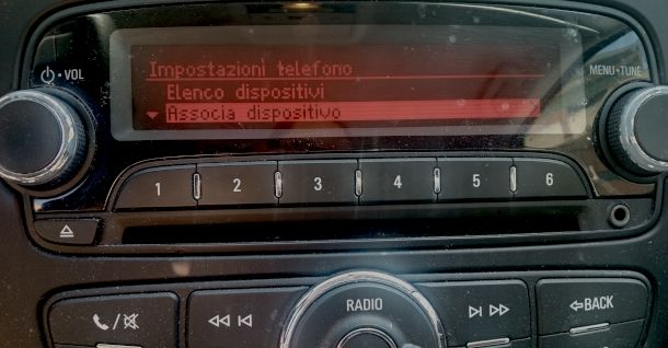 associazione dispositivo Bluetooth su auto Opel