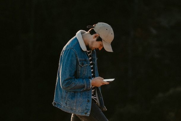 Uomo con smartphone