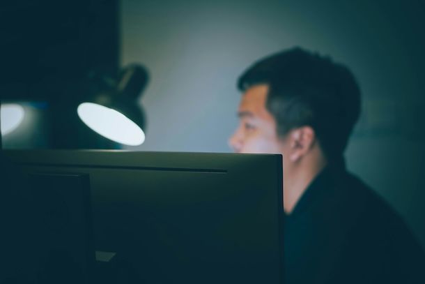 Ragazzo al computer