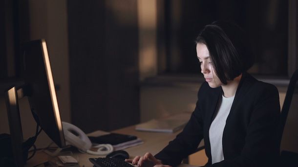 Donna al computer