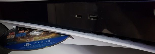 Inserire il disco dentro PS5 in orizzontale