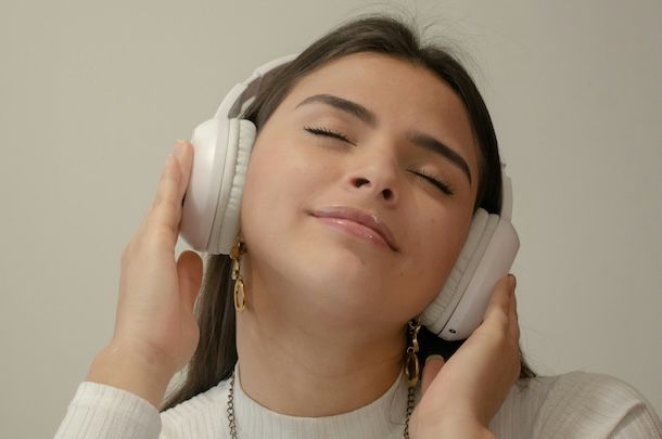 Ragazza che ascolta musica