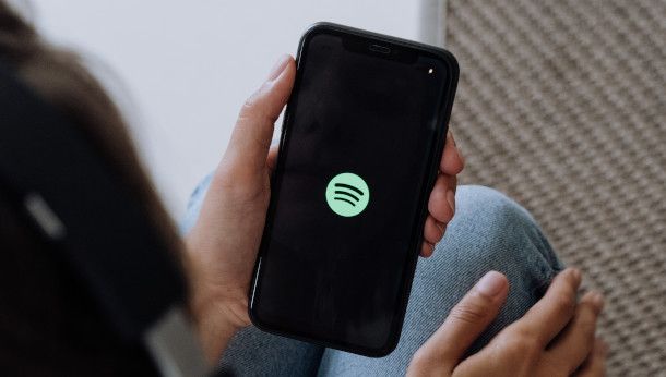 smartphone con logo Spotify