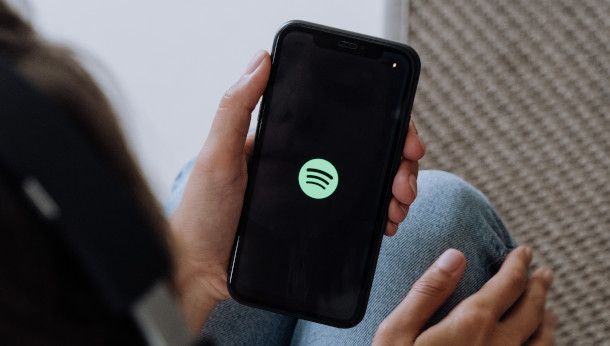 smartphone con logo Spotify