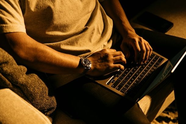 Uomo con MacBook
