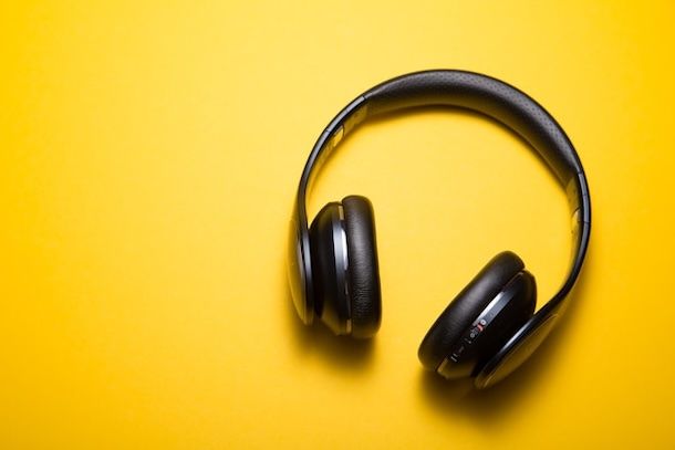Attivare la modalità di abbinamento sulle cuffie
