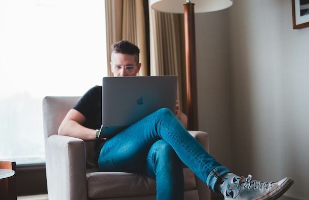 Uomo con MacBook