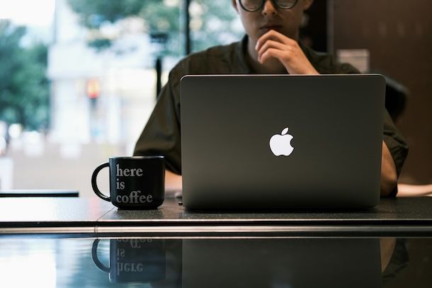 Uomo con MacBook