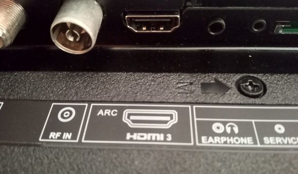 ingresso HDMI ARC sul pannello laterale di un televisore