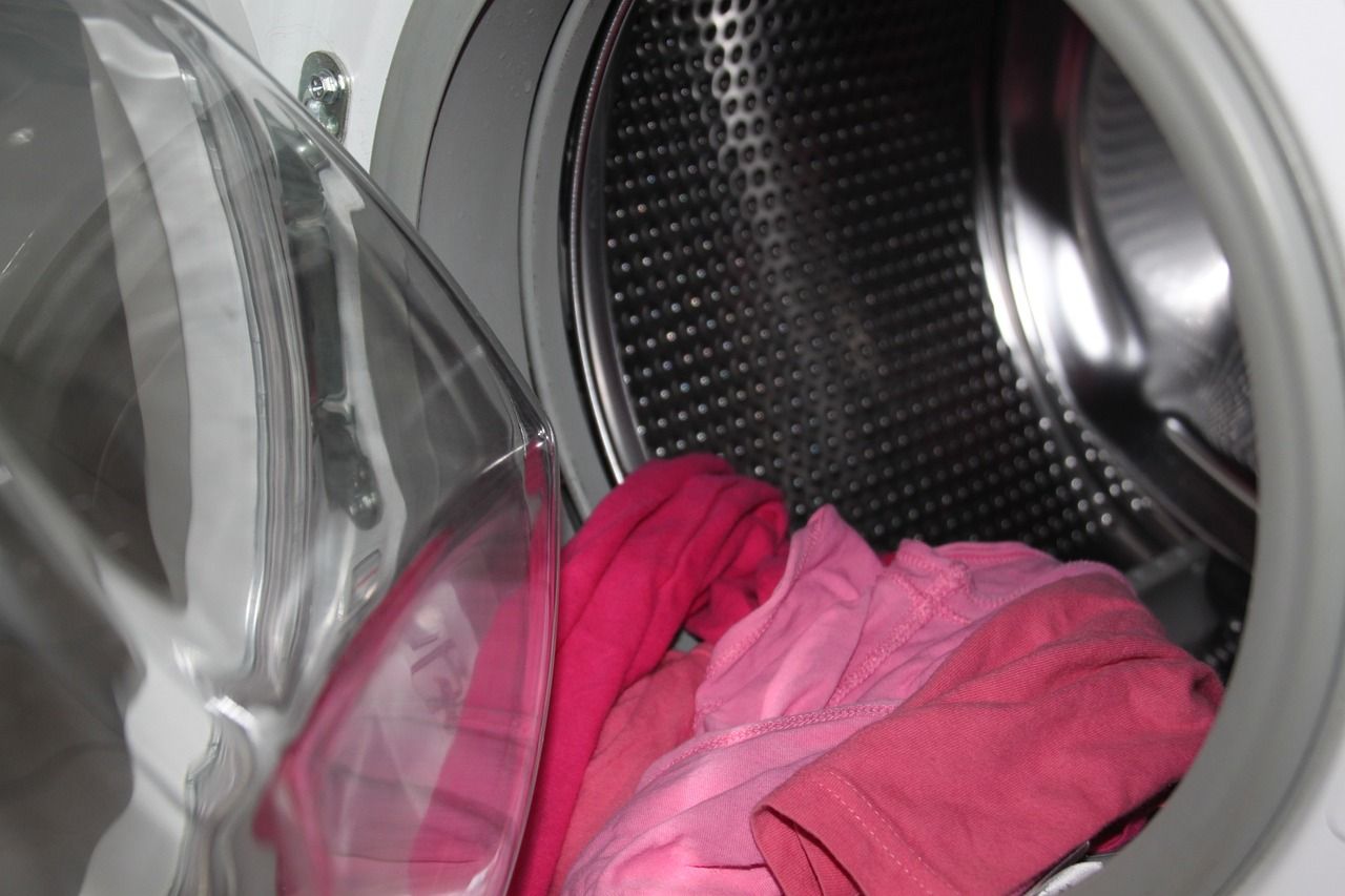 lavatrice con panni rosa