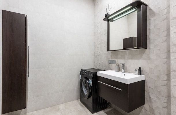 lavatrice nera standard in bagno