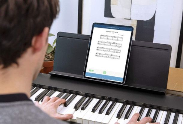 pianoforte digitale con leggio