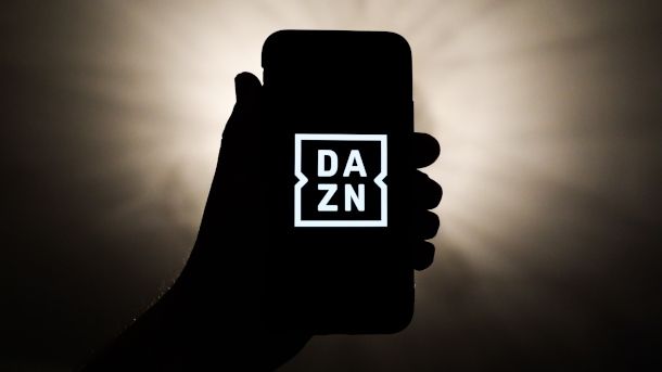 logo DAZN su smartphone