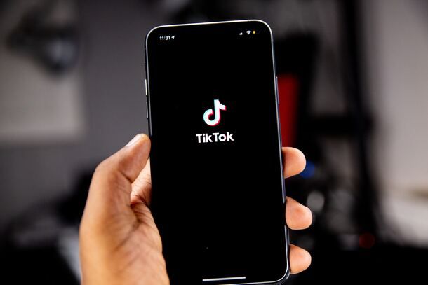 Schermata con logo di TikTok
