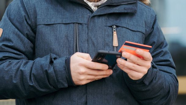 persona che paga con smartphone