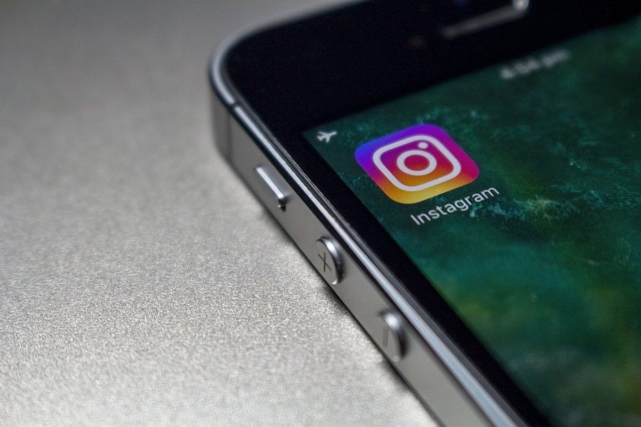 Icona Instagram sullo schermo di uno smartphone