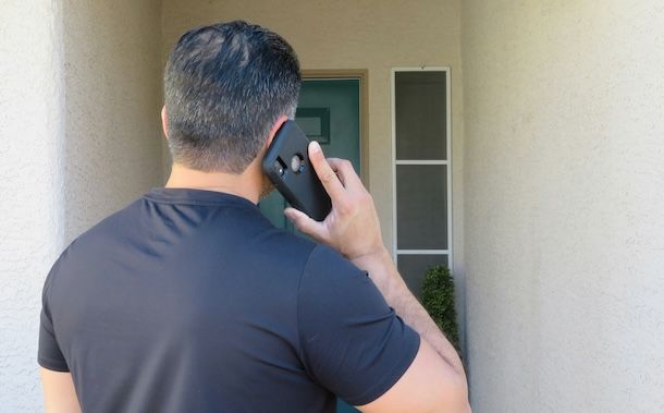 Uomo che parla al telefono