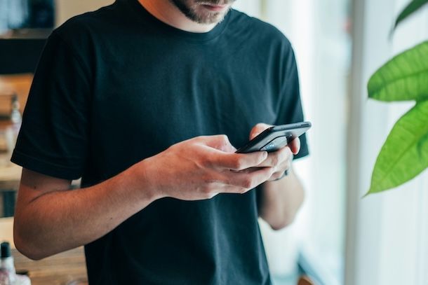 Uomo con smartphone