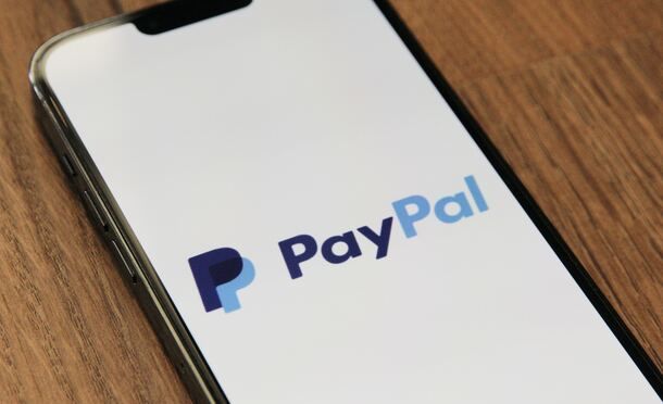 Logo PayPal su smartphone