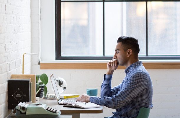 persona che lavora al computer