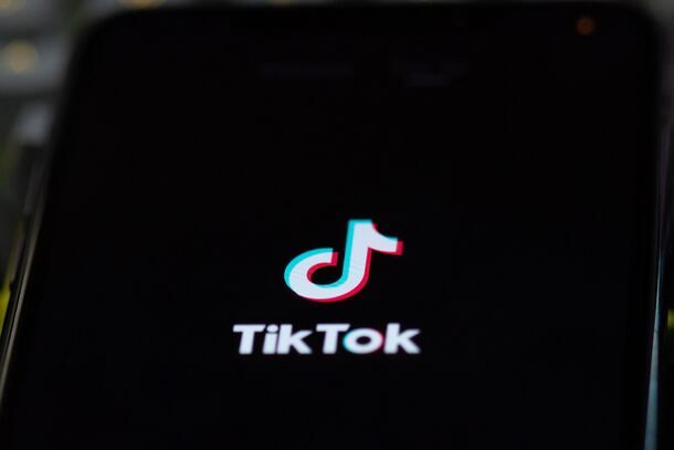 Logo TikTok su smartphone