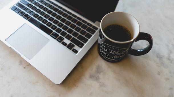 MacBook e caffè